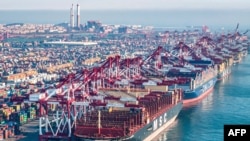 ARCHIVO - Los buques de carga y contenedores se ven en el puerto de Qingdao, en Qingdao, en la provincia de Shandong, en el este de China, el 4 de diciembre de 2024.