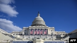 懸掛在美國國會大廈西側的美國國旗，按照慣例，1月20日的總統就職典禮本來應該在這裡舉行，但因為極端嚴寒的天氣，就職禮將改為室內。