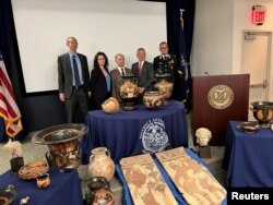 مقامات قضایی آمریکا و ایتالیا در مراسم بازگردانی آثار باستانی ایتالیا در شهر نیویورک آمریکا - ۸ اوت ۲۰۲۳