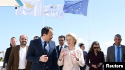 El presidente de Chipre, Nikos Christodoulides, y la presidenta de la Comisión Europea, Ursula von der Leyen, caminan por el puerto de Larnaca, en Chipre, el 8 de marzo de 2024.