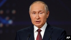 Predsjednik Rusije Vladimir Putin govori na Međunarodnom ekonomskom forumu u Sankt Peterburgu, 4. juni 2021. (Foto: AP)