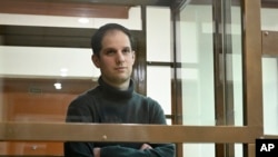 El reportero del Wall Street Journal, Evan Gershkovich, se encuentra en una celda con cristales de vidrio en una sala del tribunal de la ciudad de Moscú, Rusia, el 14 de diciembre de 2023.