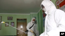 ការិយាល័យ​នៅ​មន្ទីរពេទ្យ Phyongchon District People's Hospital ត្រូវ​បាន​គេ​បាញ់​ថ្នាំ​សម្លាញ់​មេរោគ​ដើម្បី​ទប់ស្កាត់​ការ​រីករាលដាល​នៃ​មេរោគ​កូរ៉ូណា កាលពី​ថ្ងៃទី១ ខែមេសា ឆ្នាំ២០២០ ក្នុង​ក្រុង​ព្យុងយ៉ាង ប្រទេស​កូរ៉េ​ខាង​ត្បូង។