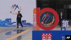 2023年10月29日(星期日)，在即將在北京舉行的香山論壇之前，工人走過會場入口附近。（美聯社）