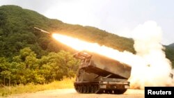 Arhiva - Lansiranje rakete iz sistema MLRS tokom vežbe Druge pešadijske divizije američke vojske i južnokorejske vojske u Červonu, Južna Koreja, 12. juna 2012. Ukrajina nedeljama traži od SAD da pošalju američke sisteme MLRS.
