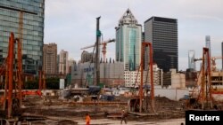 中国建筑工人在上海的一处建筑工地。（2021年7月12日）