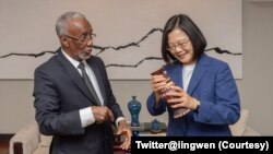 台灣總統蔡英文(右)2020年2月在總統府會見索馬利蘭外交部長穆雅辛。 (蔡英文推特)
