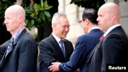 Naibu Waziri Mkuu wa China, Liu He akiwa na Waziri wa Fedha Steven Mnuchin nje ya ofisi za Mwakilishi wa Biashara wa Marekani Washington, Marekani Mei 9, 2019.