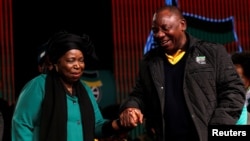 Mwenyekiti wa zamani wa Umoja wa Afrika Nkosazana Dlamini-Zuma akizungumza na makamu rais wa Afrika Kusini Cyril Ramaphosa kabla ya mkutano mkuu, June 30, 2017. 