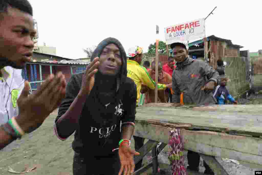 Katika mtaa wa Lingwala, katika mji mkuu, polisi wanawatawanya waandamanaji kwa gesi ya kutoa machozi. Disemba 20 2016. (VOA/Charly Kasereka)