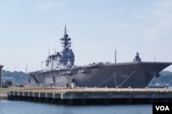 為了迎接特朗普登艦，將成為日本戰後首批航母的“加賀號”從廣島駛到橫須賀基地 （美國之音歌籃拍攝）