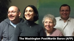 از چپ جیسون رضائیان، همسرش یگانه، مادرش و علی برادرش