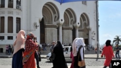 Des femmes passent devant une mosquée à Alger, 10 août 2016.(Photo: AP/Ouahab Hebbat)