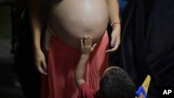 Las múltiples limitaciones que viven los venezolanos se vuelven más dramáticas cuando se trata de atender las necesidades de una madre embarazada.