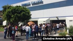 브라질 남동부 미나스 제라이스 주 벨로호리존테 지역에서 산사태가 발생한 후 소방대원들이 실종자 수색작업을 하고 있다.