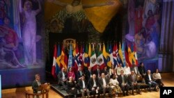 ARCHIVO - Comandante Pablo Beltrán, jefe negociador del Ejército de Liberación Nacional, conocido como ELN, izquierda, habla al final de la segunda ronda de conversaciones de paz con el gobierno colombiano, en Ciudad de México, el 10 de marzo de 2023.