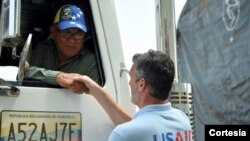 El Departamento de Estado de EE.UU. confirmó que camiones cargados de alimentos y medicinas están listos para salir con ayuda humanitaria. [Foto: Cortesía del Departamento de Estado]