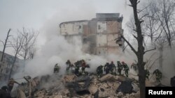 Rescuers work at a site of a residential building heavily damaged during a Russian missile attack, amid Russia's attack on Ukraine, in Kharkiv, Ukraine January 23, 2024. (REUTERS/Vyacheslav Madiyevskyy)