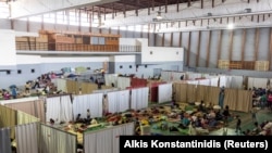 Watu walioathiriwa na kimbunga Batsirai wakiwa katika kituo cha kuwahifadhi nchini Madagascar.