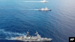 Các tàu chiến của Hải quân Philippines tiến hành diễn tập chiến thuật với hàng không mẫu hạm Mỹ trong cuộc diễn tập giữa Philippines và Hoa Kỳ ở Biển Đông vào ngày 23/11/2023. 