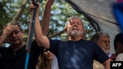 Luiz Inacio Lula da Silva, à gauche, ex-président brésilien (2003-2011), lors d'une messe catholique à la mémoire de sa défunte épouse Marisa Leticia, à Sao Paulo, Brésil, 7 avril 2018.