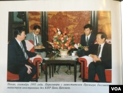 哈萨克总统托卡耶夫1995年9月担任外长时随同纳扎尔巴耶夫访华会晤中国外长钱其琛。托卡耶夫在他的书中透露，当时两国就曾讨论过新疆的哈萨克人问题。