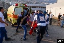 امدادگران اسرائیلی در حال انتقال یکی از زخمی‌شدگان حمله مرگبار حزب‌الله به مجدل‌شمس در شمال اسرائیل که ۱١ کشته و بیش از ٣۰ زخمی بر جا گذاشت. شنبه ۶ مرداد ۱۴۰۳