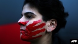 ILUSTRACIJA - Žena tokom protesta zbog seksualnog zlostavljanja, silovanja i nasilja u porodici (Foto: AFP/Patrick Baz/Abaad)