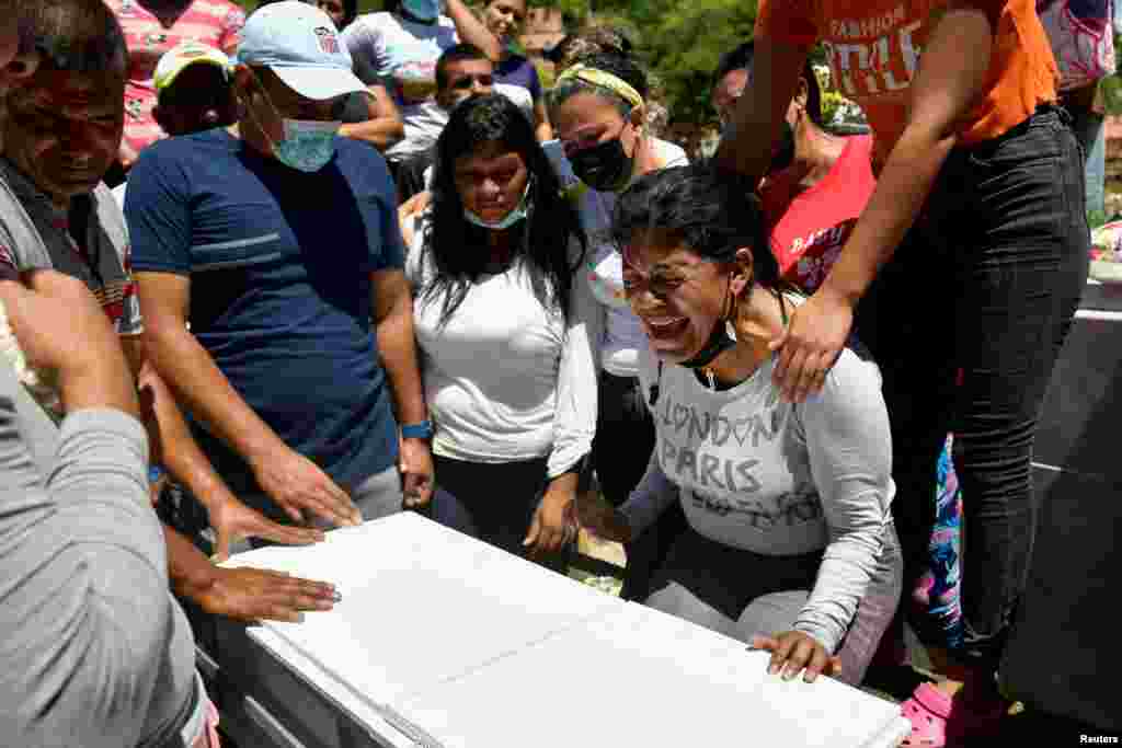 Jennifer Galíndez llora a su nieta, la bebé Damna Romero, quien murió durante las devastadoras inundaciones que azotaron Las Tejerias, Venezuela. REUTERS/Gaby Oraa
