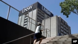 Un estudiante camina por el campus de la Universidad de Nueva Gales del Sur en Sydney, Australia, el 1 de diciembre de 2020.