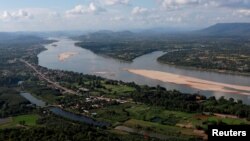 រូបឯកសារ៖ ដងទន្លេមេគង្គដែលហូរកាត់ប្រទេសថៃនិងឡាវ មើលពីខេត្ត Nong Khai ប្រទេសថៃ កាលពីថ្ងៃទី២៩ ខែតុលា ឆ្នាំ២០១៩។