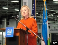 AQSh Davlat kotibasi Xillari Klinton 23-oktabr kuni Toshkentda "GM-O'zbekiston" qo'shma korxonasida so'zlab, yangi texnologik dastur tanishtirdi. Shuningdek, Amerika O'zbekiston bilan jamiki sohalarda hamkorlikka tayyor ekanini aytdi. Islom Karimov va uni