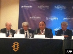 Vashingtondagi Jeymstaun Jamg’armasida o’tgan davra suhbatida O’zbekiston va Turkmaniston elchilari qatnashmadi. Vaholanki, ular ham taklif qilingan edi. Chapdan, Alessandro Pio, Osiyo Taraqqiyot Banki vakili, Tojikistonning AQShdagi elchisi Abdujabbor Sh