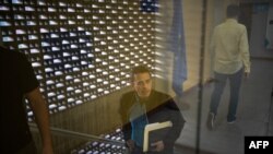 El líder opositor Henrique Capriles llega a una reunión con la Asociación de Prensa Extranjera, en Caracas el 10 de octubre de 2023