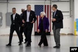 位於喬治亞州的太陽能電池製造商蘇尼瓦的總裁卡德（左二）與來參觀的美國財政部長耶倫交談。（2024年3月27日）