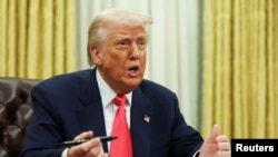 Американскиот претседател Доналд Трамп потпишува извршни наредби во Овалната канцеларија во Белата куќа во Вашингтон