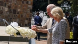 Mwanamfalme Charles wa Uingereza na mkewe Camilla, Duchess wa Cornwall walipotembelea Kumbukumbu ya Mauaji ya Kimbari ya Kigali, mjini Kigali.(June 22, 2022. Arthur Edwards/Pool via REUTERS).

