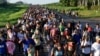 ARCHIVO - Los migrantes caminan por la carretera que atraviesa Suchiate, en el estado de Chiapas, en el sur de México, el domingo 21 de julio de 2024, durante su viaje hacia el norte, rumbo a la frontera con Estados Unidos.