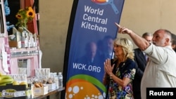 اسپین میں میڈرڈ کے قریب یوکرینی پناہ گزینوں کے ایک کیمپ میں ورلڈ سینٹرل کچن کے بانی ہوزے اندریس اور امریکی خاتون اول جل بائیڈن ۔ 28 جون 2022