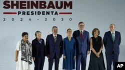 La presidenta entrante Claudia Sheinbaum posa para una fotografía grupal con miembros de su nuevo gabinete, en la Ciudad de México, el jueves 20 de junio de 2024.