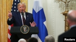 Predsednik SAD Donald Tramp odgovara na pitanja tokom zajedničke konferencije za novinare sa predsednikom Finske (Foto: Reuters/Leah Millis)