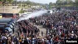 警察在緬甸首都內比都對抗議軍隊政變的示威民眾動用高壓水槍。(2021年2月8日)