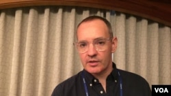 លោក​ ​Craig Silverman​ ​និពន្ធ​នាយក​ ​និង​ជា​ស្ថាបនិក​ស្ថាប័ន​ព័ត៌មាន​ ​BuzzFeed Canada​ ​នៅ​សហរដ្ឋអាមេរិក​ ​បាន​ប្រាប់​ ​VOA​ ​ក្រោយ​បញ្ចប់​កិច្ចពិភាក្សា​ស្តីពីអំពី​ព័ត៌មាន​ក្លែងក្លាយ​ ដែល​បាន​ធ្វើ​ឡើង​ក្នុង​សិក្ខាសាលាអំពី​ព័ត៌មាន​ស៊ើបអង្កេតអាស៊ី​លើក​ទី៣​ ​ដែល​ធ្វើឡើង​ក្នុង​ទីក្រុង​សេអ៊ូល ប្រទេស​កូរ៉េ​ខាងត្បូង​ កាលពី​ថ្ងៃទី៥ ដល់​ថ្ងៃទី៧​ ​ខែតុលា ឆ្នាំ​២០១៨​។​ (កាន់ វិច្ឆិកា/VOA)