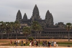 រូបឯកសារ៖ ភ្ញៀវទេសចរកម្ពុជាដើរទស្សនាទិដ្ឋភាពប្រាង្គប្រាសាទនៅក្នុងបរិវេណប្រាសាទអង្គរវត្ត នៅខេត្តសៀមរាប ថ្ងៃទី ៥ ខែមីនា ឆ្នាំ២០២០។