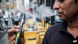 La edad promedio de la gente que falleció es de 52 años, pero la mayoría de quienes tuvieron daño pulmonar son mucho más jóvenes.