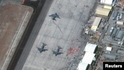 Red ljudi čeka da se ukrca u avion C-17 Gloubmaster na Međunarodnom aerodromu Hamid Karzai u Kabulu, 27. avgusta 2021.