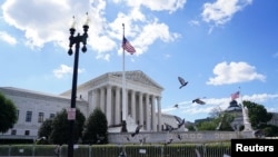 ཨ་རིའི་ཆེས་མཐོའི་ཁྲིམས་ཁང་གི་ཕྱི་རོལ་དུ།