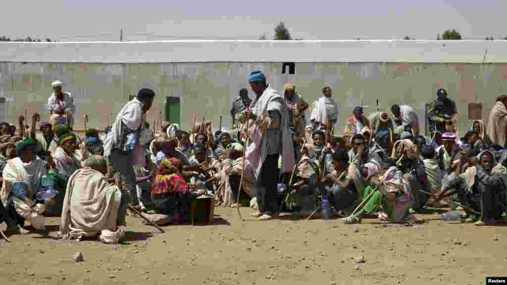 በሰሜን አማራ ክልል ሰዎች የዩናይትድ ስቴትስ የአስቸኳይ ጊዜ እርዳታ እየተቀበሉ