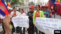 Protestors from Koh Kong province ​gather in front of the National Assembly to lodge complaints about alleged land grabbing by two sugar plantation firms, Thursday August 04, 2016. (Leng Len/VOA Khmer)