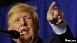 Bivši predsednik i republikanski predsednički kandidat Donald Tramp u kampanji u Nju Hempširu 27. aprila 2023. (Foto: Rojters/Brian Snyder)